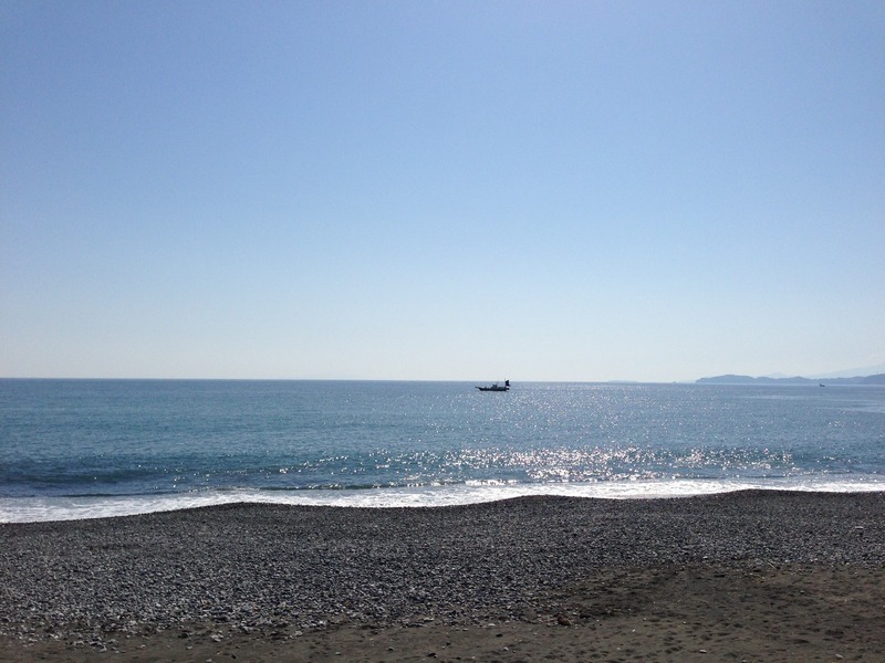 【小田原城】小田原城南側の浜。漁船一隻しか写っていないが、小田原戦役の時には豊臣水軍の船が所狭しと浮かんでいただろう。写真右手は伊豆。