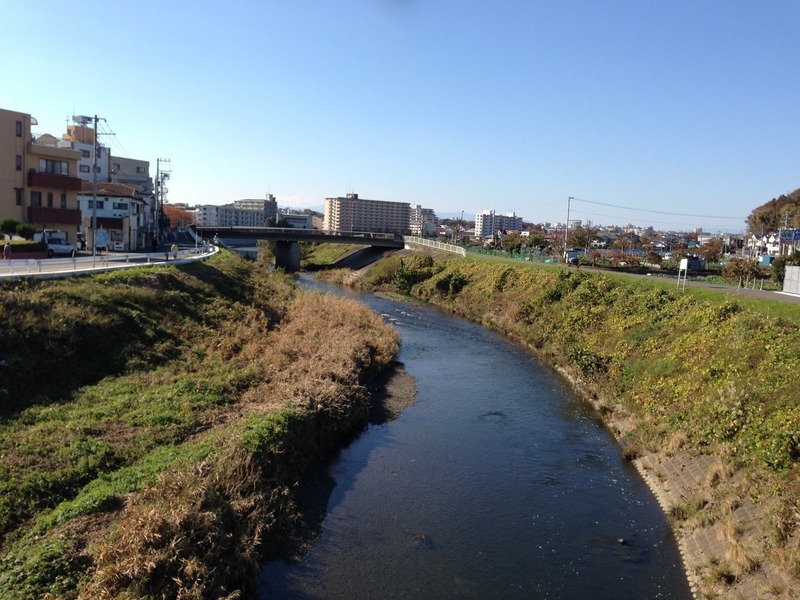 【榎下城】少し下流の恩田川。