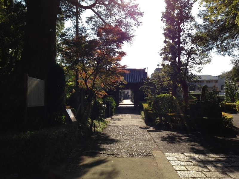 【榎下城】山門手前にかつて虎口があったらしい。