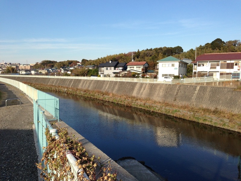 【榎下城】北側を東流する恩田川。