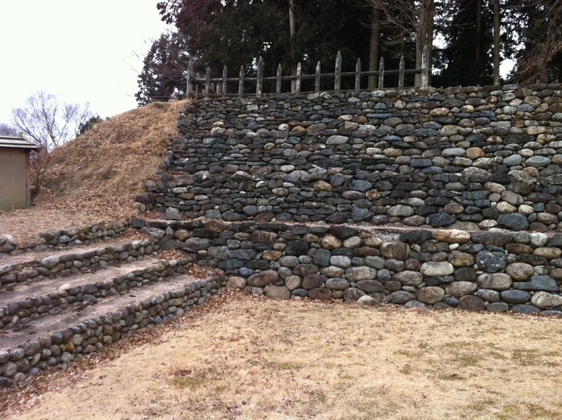 【鉢形城】河原石による復原石積土塁（三の曲輪）