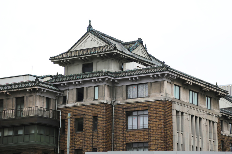 和洋折衷の九段会館。かつての軍人会館。<br>奇妙な姿で、存在感がある。<br><br>二・二六事件では、反乱軍鎮圧に、厳戒司令部が設置された。<br>また、２０１１年の東日本大震災の折りには、天井の一部が落下し、死者２名、重軽傷者２６名を出した。