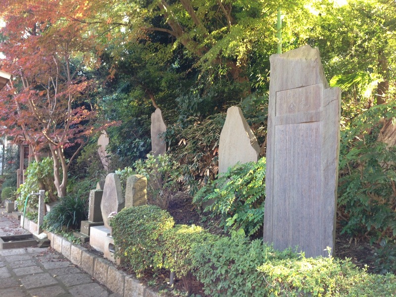 【榎下城】虎口の土塁を背景に多数の石板が並ぶ