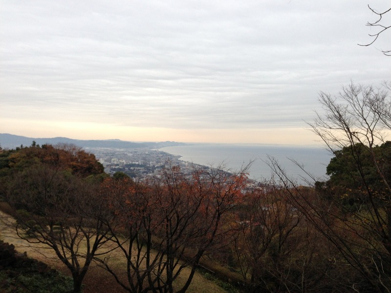 【石垣山一夜城】本丸展望台から小田原市街地をのぞむ