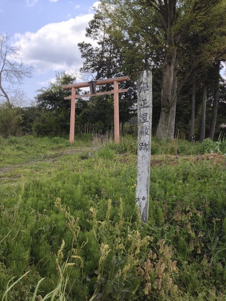 上杉弾正屋敷跡。<br><br>1252年、宗尊親王（後嵯峨天皇の皇子）が鎌倉幕府の将軍として下向する際、上杉重房はそのお供として従った。その功として、上杉荘（京都府綾部市上杉町辺り）を賜り、上杉氏を称した。<br><br>「弾正屋敷跡」の標柱が中央に見える。左上の鳥居をくぐると、上杉天満宮がある。<br><br>室町時代に関東管領となる上杉氏はここから始まる。<br>上杉謙信の「上杉」はここの地名「上杉」から来ている。