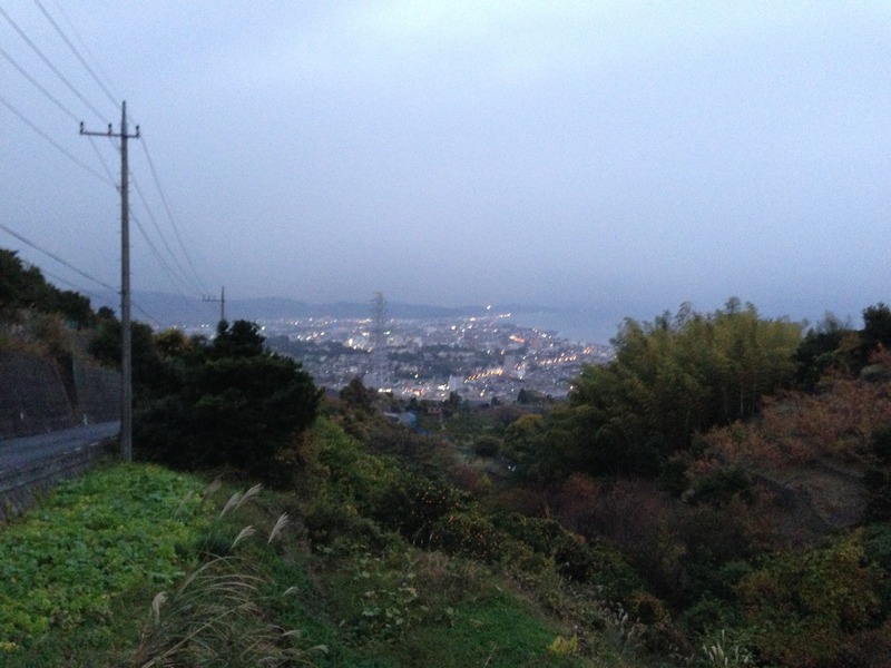 【石垣山一夜城】小田原への帰り道。明かりが灯りはじめた小田原市街地。