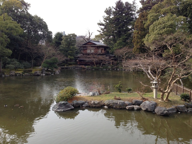 【京都御所】九条池。薄く氷が張っている