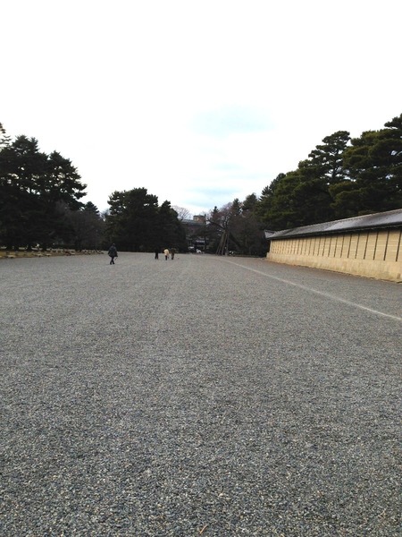 【京都御所】建礼門から蛤御門を撮影。中央部に小さく見えるのが蛤御門。