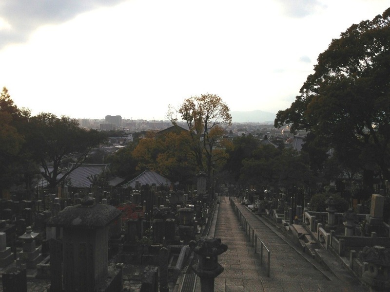 【金戒光明寺（会津藩本陣）】文殊塔から京都市街地を撮影。光明寺は京都の東側にあり、時間的にモロに逆光になった。
