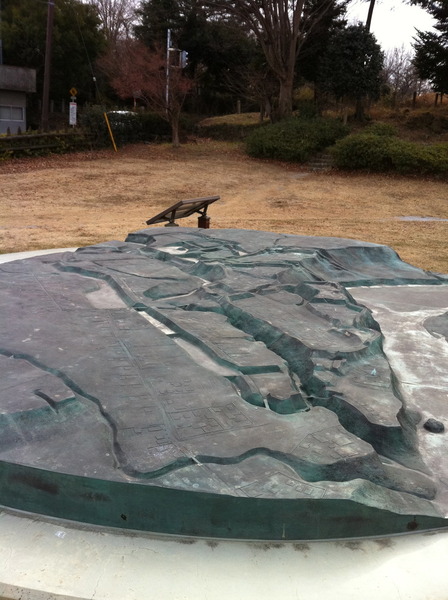 【鉢形城】鉢形城のジオラマ。右端の窪みが荒川。荒川に面して、切り立っているのが鉢形城。