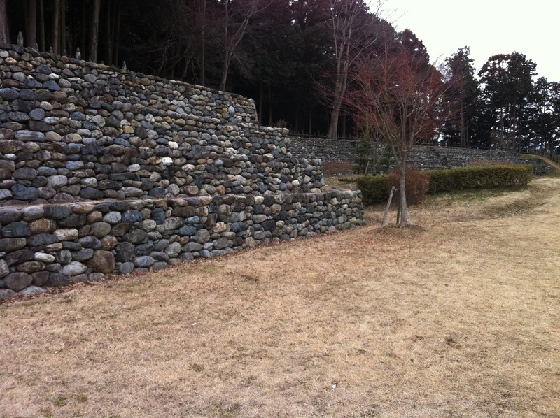【鉢形城】三の曲輪の復原石積土塁