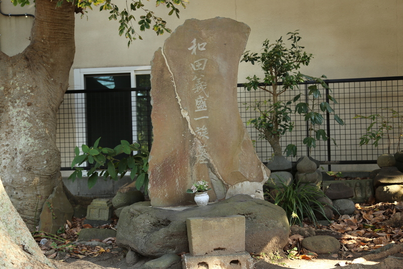和田塚。<br><br>鎌倉幕府成立に貢献した和田義盛だったが、1213年に北条義時との権力闘争に敗北し、滅亡した。<br>これを和田合戦というが、この戦いで死亡した和田義盛の一族を葬った場所と伝わる。
