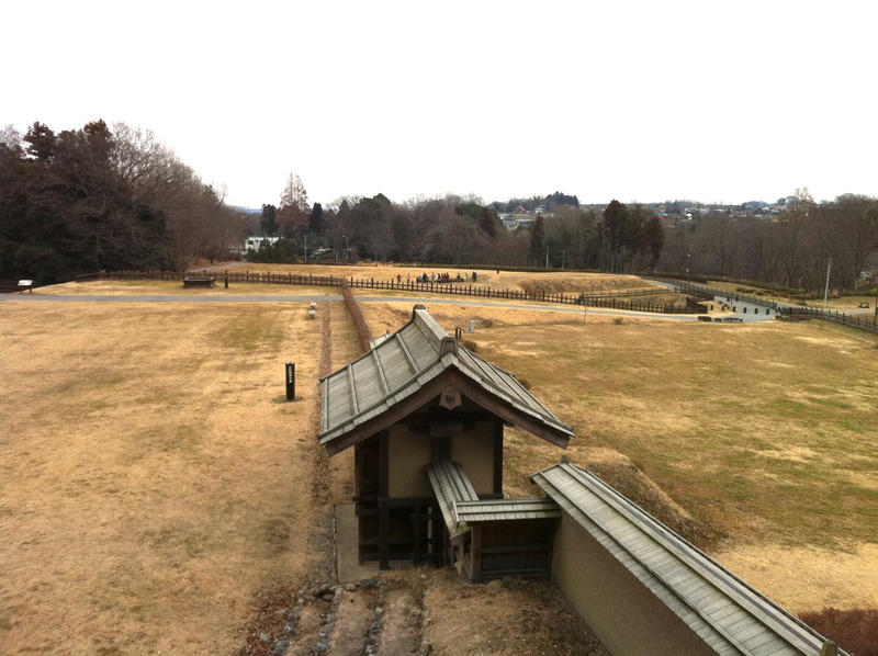 【鉢形城】復原石積土塁の上から撮影。手前が三の曲輪、木柵の向こうが二の曲輪