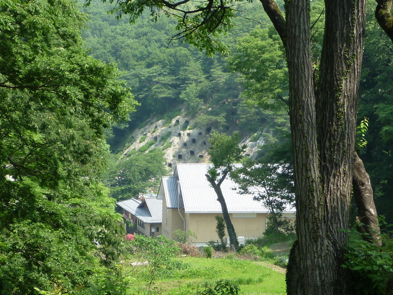 【松山城】松山城のすぐ北にある、吉見百穴