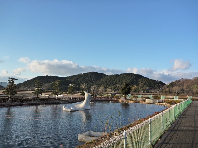 【安土城】安土城遠景。安土城考古博物館前から北西方向の安土城（安土山）を撮影。