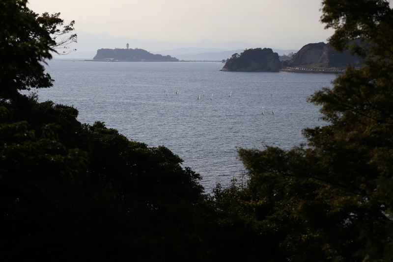 住吉城。<br><br>戦国初期の1513年、東進を続ける北条早雲に対し、三浦道寸は岡崎城、鎌倉で戦ったが、敗北。三浦半島南部の新井城に落ちた。<br>早雲勢を食い止めるため、道寸の弟、三浦道香は鎌倉東部の住吉城に防戦したが、落城した。<br><br>和賀江島を過ぎて、海岸沿いに進み、行き止まりに自転車を置いた。そして、階段を登り、正覚寺を通り、さらに登ると、住吉神社がある。そこが住吉城址。<br><br>左手の島が江ノ島。<br>右手の出っ張った部分が稲村ヶ崎で、凹んだところが、極楽寺坂切通し。