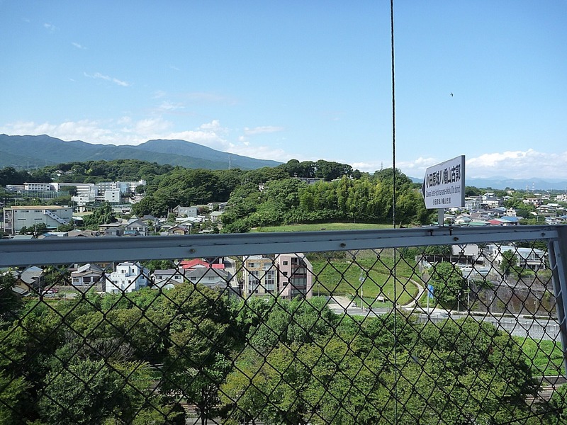 【小田原城】小田原城天守から八幡山古郭を撮影。中央の林が八幡山古郭で、北条早雲以前の小田原城の領主だった大森氏の本丸だったと言われている。<br><br>八幡山古郭の方が本丸よりも標高が高いので、八幡山古郭から見ると、本丸を見下ろす形となる。