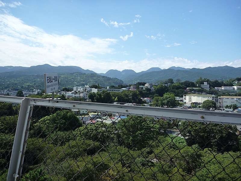 【小田原城】天守から石垣山一夜城を撮影。中央左手の丘陵（笠懸山）が、小田原戦役の際に豊臣秀吉が築いた石垣山一夜城。笠懸山を北に下ると、箱根湯本がある。箱根湯本には、小田原北条氏の菩提寺である早雲寺がある。一夜城に移る前、秀吉は早雲寺に逗留していた。