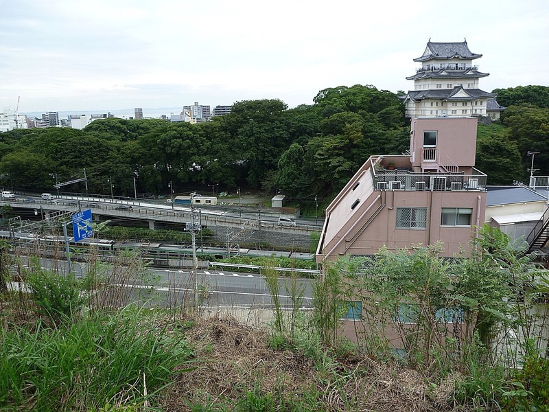【小田原城】八幡山古郭から見た天守。天守のある本丸と八幡山古郭の間を東海道本線や道路が通っている。