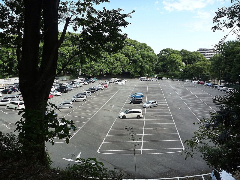 【小田原城】本丸東側の米曲輪。2010年当時は駐車場だった。本丸の東側に米曲輪があり、2010年当時は駐車場だった。<br><br>2013年現在、発掘調査中。<br>小田原北条氏の「礎石建物跡」（主殿か）や庭園跡などが見つかっているという報道があった。