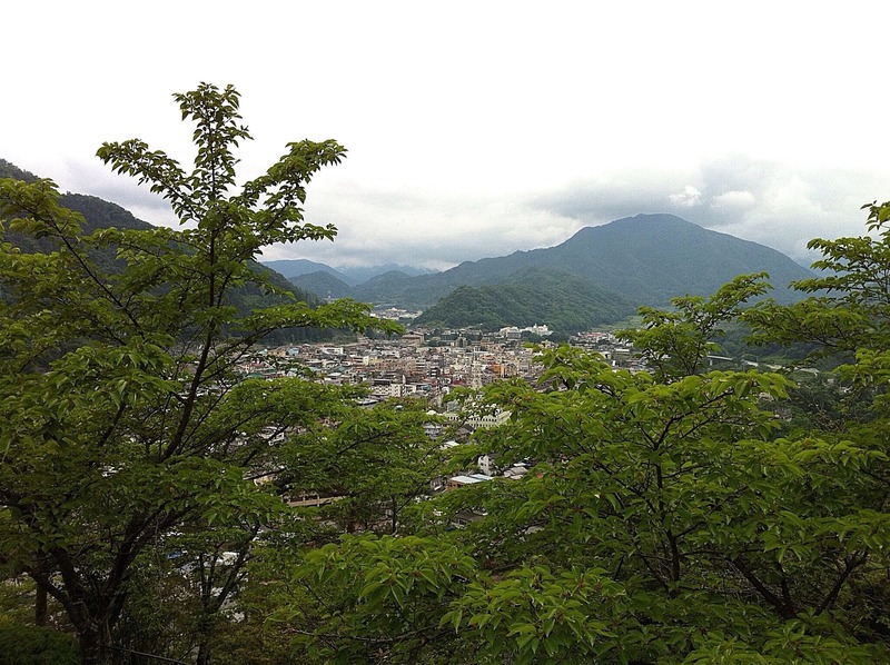 【岩殿城】三の丸あたりから南東の富士山方面を撮影。曇りなので、見えませんが。。。