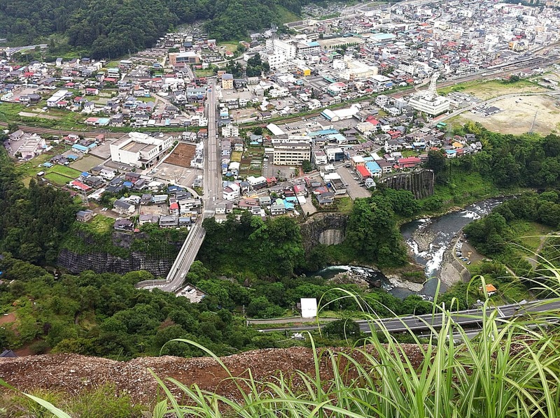 【岩殿城】三の丸あたりから大月の市街地を撮影。写真中央下に岩殿城の南岸を桂川が東流している。よく見ると、凄まじい角度の崖。<br><br>中央右端の黒っぽく長細いのが大月駅。
