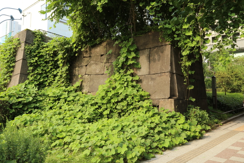 赤坂見附。<br><br>赤坂見附は、江戸城三十六見附の１つで、江戸城の南西に位置する。