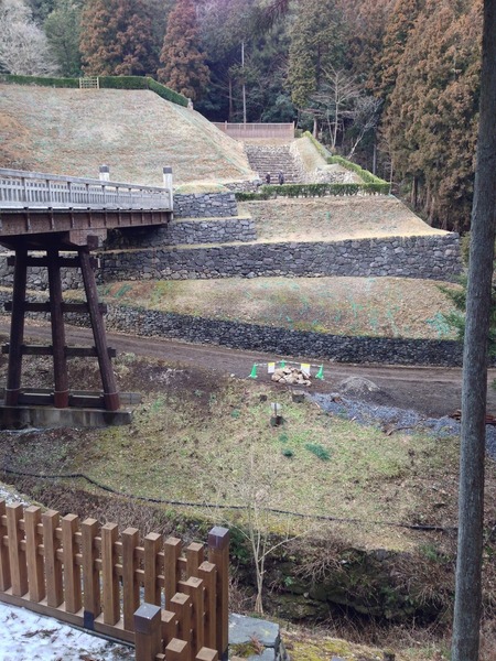 【八王子城】左手に曳橋、左上が御主殿、曳橋に接続されている中央やや上の石垣が虎口。