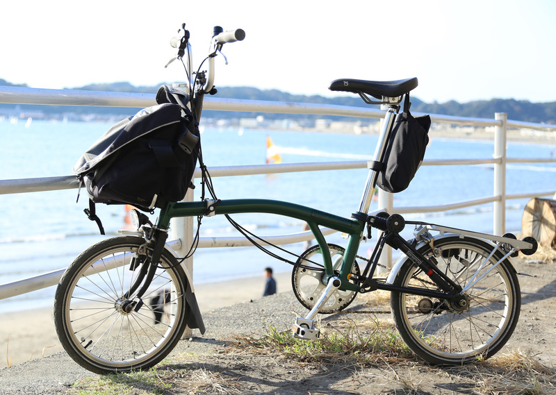 鎌倉の和賀江島で、Brompton（折りたたみ自転車）を撮影。背景は由比ヶ浜。<br><br>自分は、折りたたみ自転車を使って歴史サイクリング（自転車を使った史跡巡りの旅）をしている。<br>自転車を使うと、電車と徒歩では行けないとことに行くことができ、車に乗っていると気づかないことに気づくことができる。