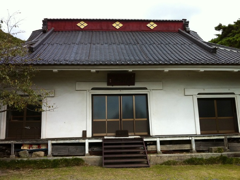 【積翠寺】本堂。屋根に武田菱が輝いている。積翠寺は武田信玄、誕生のお寺。