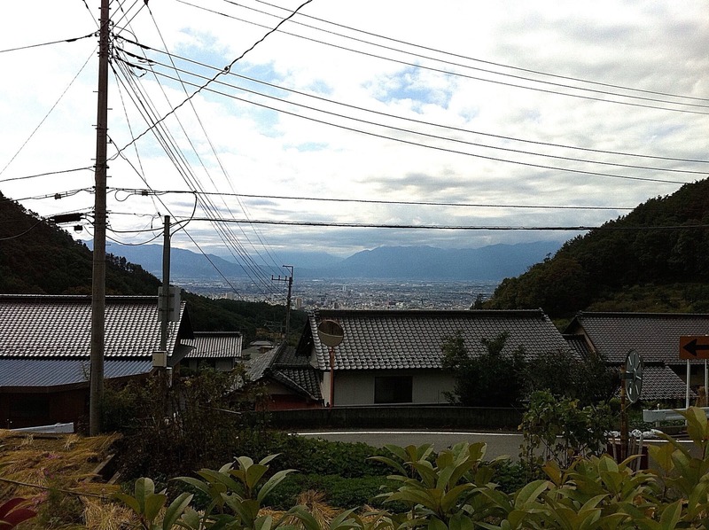 【積翠寺】積翠寺の前から甲府方面を撮影。かなりの高台だということが分かると思う。<br>この積翠寺の北側を200mほど行くと要害山城の入り口に至る。