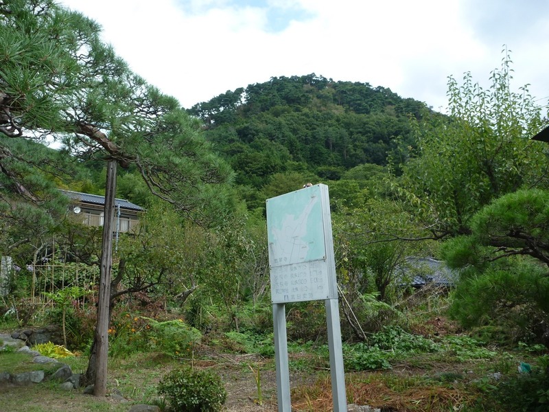 【積翠寺】積翠寺の北側から要害山城を撮影。かなり近い。