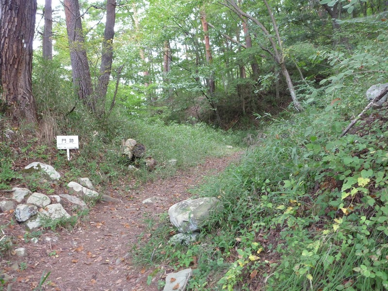【要害山城】中腹の門跡。小さな曲輪が続き、その都度、虎口がある。登りはじめが急な坂で辛かった。<br>普通の登山といった感じ。<br><br>この時は11時半頃でかなり空腹だったので、序盤の坂は効いた。