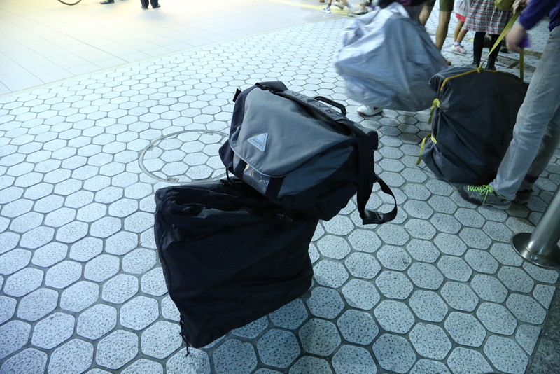 折りたたんだ Brompton （折りたたみ自転車）。<br>夜の鎌倉駅で撮影。<br><br>この日は、鎌倉で室町時代の史跡をテーマにサイクリングした。詳しくは、↓<br>http://rekiku.com/memos_groups/1