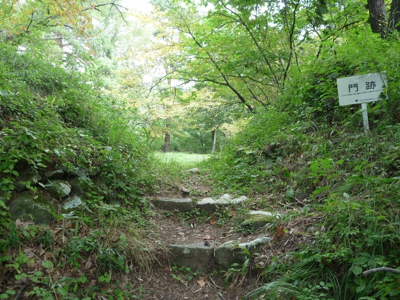 【要害山城】本丸入口の虎口。一体いくつの虎口と曲輪を抜けてきたのだろうか。