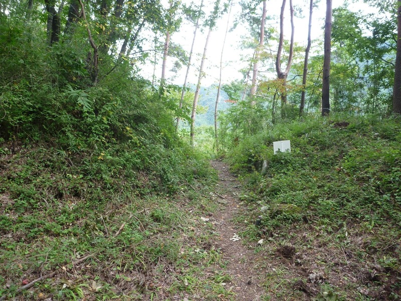 【要害山城】主郭東側の虎口。主郭の東側にも曲輪があるが空腹で、探索続行は無理だった。