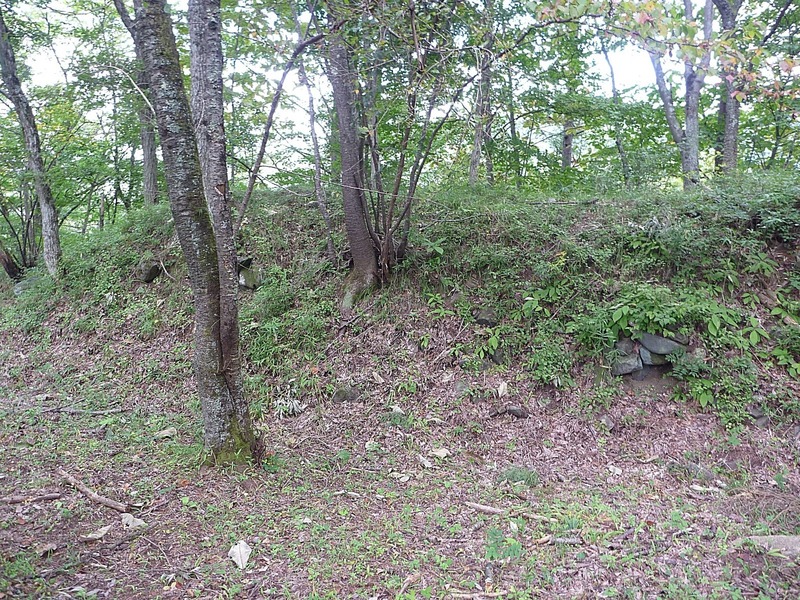 【要害山城】主郭の土塁。想定外に高かった。武田家の「最後の砦」の予定地だったためか。