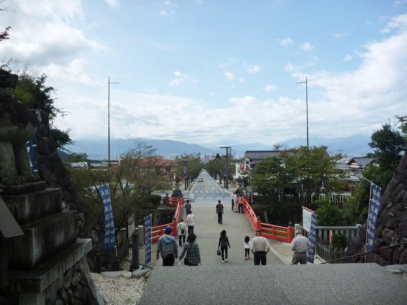 【躑躅ヶ崎館】武田神社入口の鳥居から振り返って、甲府盆地を撮影。左右に重臣屋敷が並んでいた。<br>各屋敷跡の前には案内板が立っている。