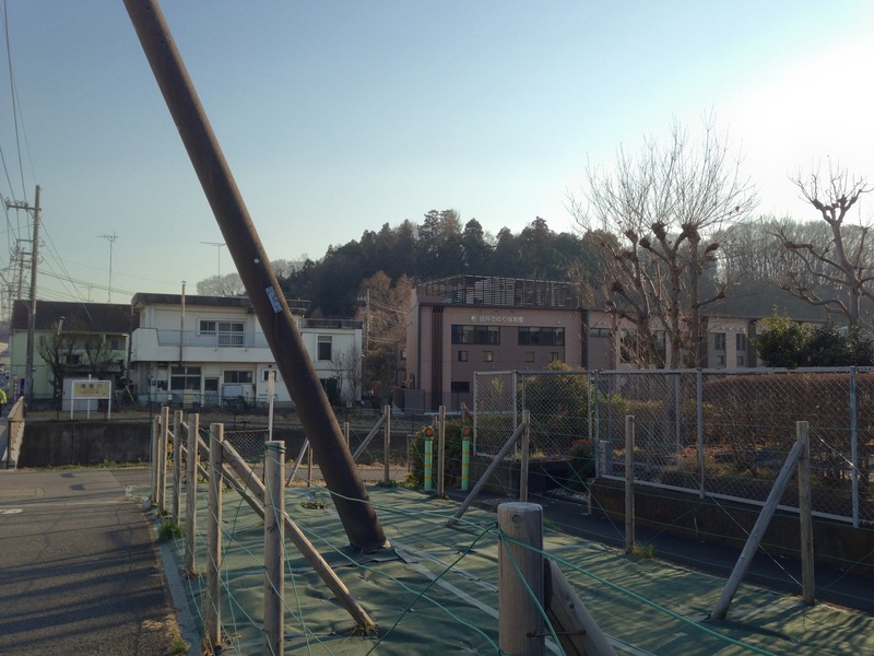 【片倉城】手前の川が湯殿川。丘陵が片倉城。