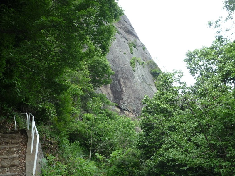 【岩殿城】岩殿城の中腹から見える岩殿城の巨大な岩盤。