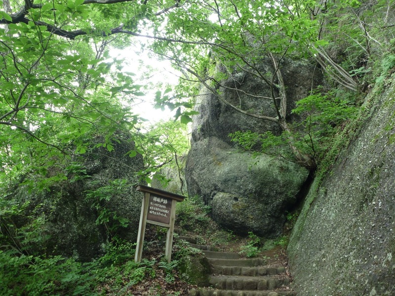 【岩殿城】揚城戸跡。巨大な自然石を利用した城門。こんな城門ははじめて見たので、驚いた。<br><br>ちなみに、この日は東日本大震災から3ヶ月経過した頃で余震も多かった。岩殿城の下を流れる桂川に巨石がいくつもあることを考えると、岩殿城の落石で討ち死にというシナリオもあながち絵空事とは思えなかった。
