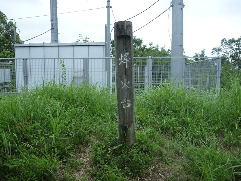 【岩殿城】本丸に立つ電波塔。城ファンとしては興醒めするが、岩殿城の立地が現代でも立派に通用することを示している。<br><br>なお、青梅の三田氏の本拠地、勝沼城でも同じように電波塔が立っていた。見晴らしがよく、住宅地とも近い場所となると、城や砦と場所が重なるのだろう。