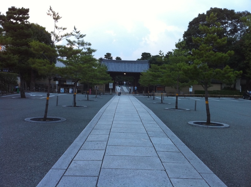 大徳寺の総門。<br><br>大徳寺は臨済宗大徳寺派の大本山で、京都の紫野にある。<br>大徳寺に在籍した僧として、一休宗純や沢庵が有名。また、大仙院庭園は、東山文化を代表する枯山水の庭園として知られている。<br><br>北条早雲も、幕府に出仕していた時代に、大徳寺で住持の春浦宗熙に禅を学んでいた。早雲の法名、「宗瑞」は、大徳寺系のものだと言われている。なお、早雲の出家は、伊豆討ち入りのころと言われており、それ以降は、早雲庵宗瑞を名乗った（それ以前は、伊勢新九郎を名乗っていた）。