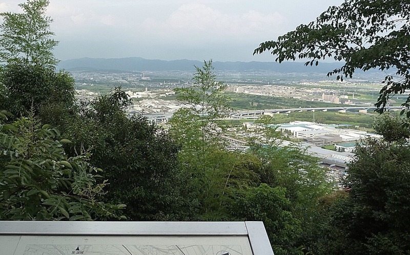 【山崎城】中腹の展望台。解説版が置いてあり、よく分かった。写真中央の右に伸びる道路が京滋バイパスで、その左線上に小泉川がある。この川で両軍が激突した（手前が羽柴秀吉軍、奥が明智光秀軍）。<br><br>なお、天王山から東に約3.5kmに淀城が、北東約3kmの勝竜寺城（光秀本陣）があった。