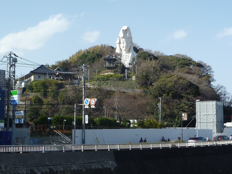 【玉縄城】大船駅(東側)から大船観音を撮影。この方向(西方)に玉縄城がある。大船観音の手前には柏尾川が南に流れている。