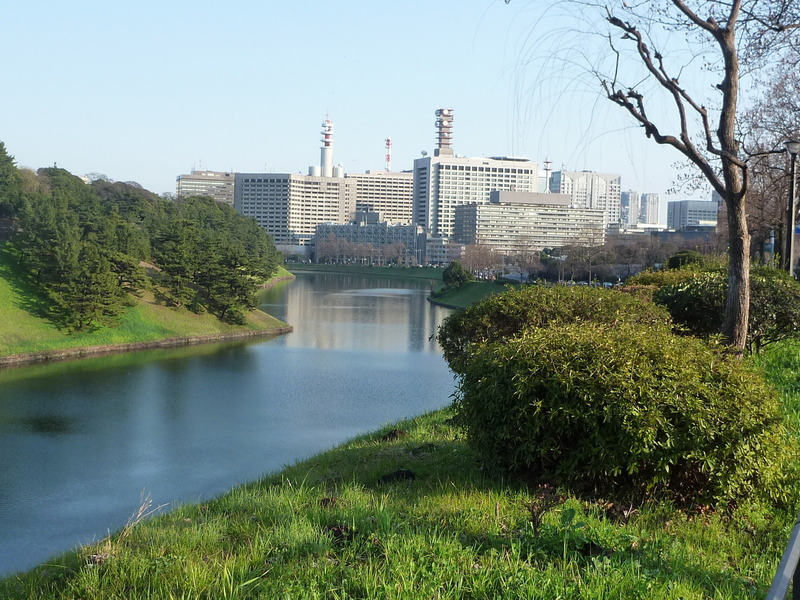 【江戸城】半蔵門近くから桜田濠を撮影。見事に折れている。この先に、桜田門外の変で有名な桜田門がある。