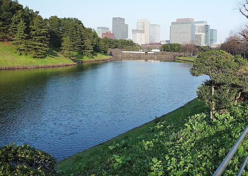 【江戸城】桜田門、遠景。現在の憲政記念館は彦根藩邸跡にある。<br>桜田門外の変の日、彦根藩邸を出た井伊直弼はわずか500mほどの桜田門に入る前に襲撃され、暗殺された。<br>マップで見ると、その近さが分かると思う。<br><br>なお、桜田門外の変の日は1860年3月24日で、3月下旬だったが、季節外れの大雪だったという。