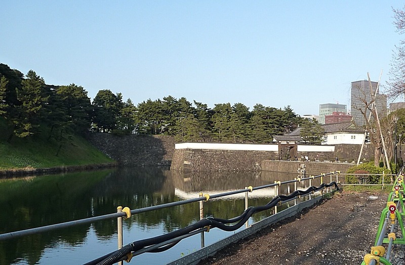 【江戸城】桜田門。手前の門が高麗門で、奥の分厚い門が渡櫓門。高麗門を突破しても、渡櫓門で前進を阻止され、水濠対岸の曲輪の高地から銃撃を受けるという構造になっている。