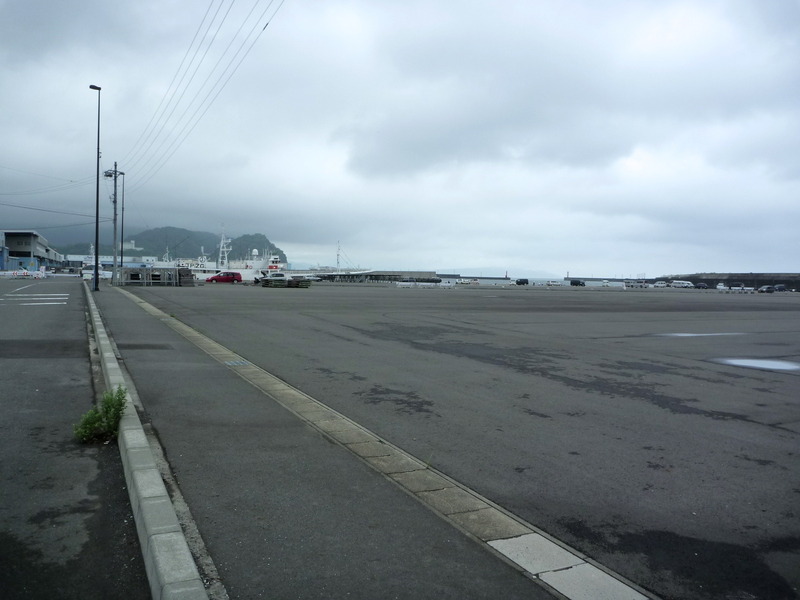 【石脇城】小川港から石脇城を遠望。一番右かその左の山が高草山で、その麓に石脇城がある。距離にして、2.5km程度。見えないが、石脇城の前に朝比奈川が流れている。<br>現在地は焼津港で、右側は駿河湾。