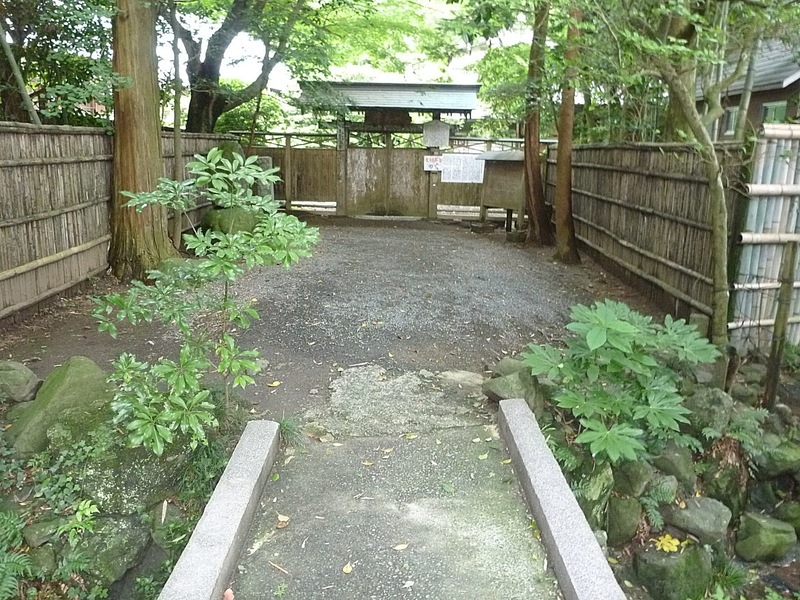 【丸子城】丸子城の東側にある柴屋寺。柴屋軒宗長が結んだ草庵跡に建てられた。<br><br>宗長は連歌師であったが、今川家の外交官の役割も果たしていた。宗長は北条早雲の今川氏親擁立にも尽力したという。